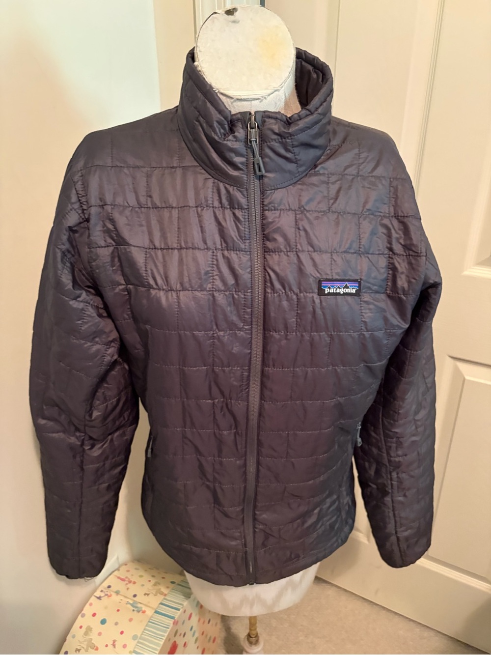 Patagonia men’s small  Dark Gray Quilted Puffer Jacket ** new not perfect $210